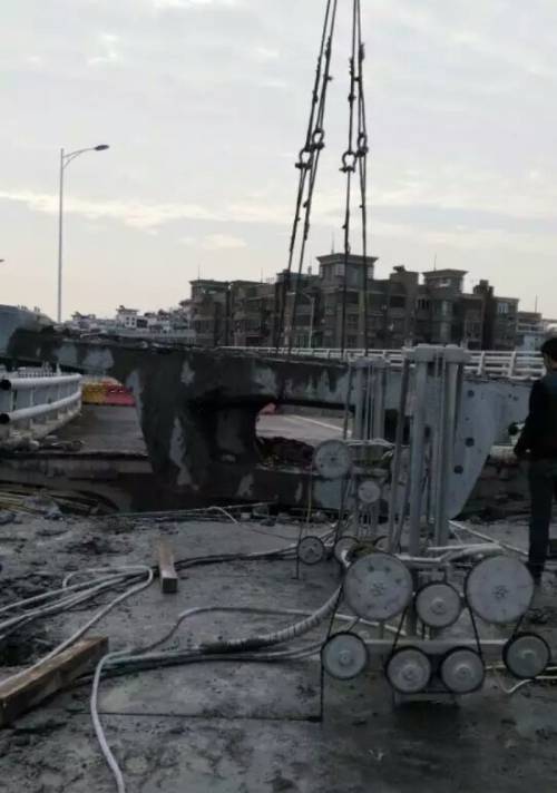 集美嘉庚體育中心<a href='http://uglifan.cn/fuwu/QiaoLiangQieGe' target='_blank'>橋梁切割</a>