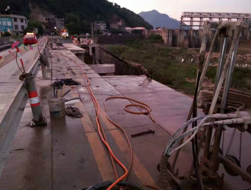 <a href='http://uglifan.cn/qiege/2360.aspx' target='_blank'>繩鋸橋梁切割</a>