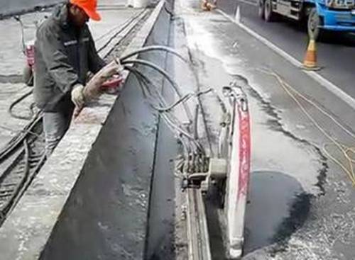 橋梁伸縮縫切割